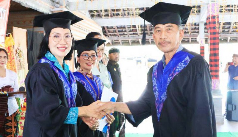 www.nusabali.com-ketua-tp-pkk-bali-wisuda-30-lansia