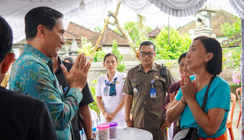 Pjs Bupati Sukra Negara Melayat ke Rumah Duka Camat Jembrana