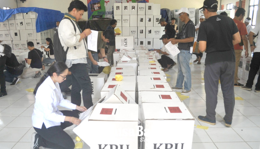 KPU Denpasar Libatkan KPPS dalam Pengemasan Logistik Pilkada