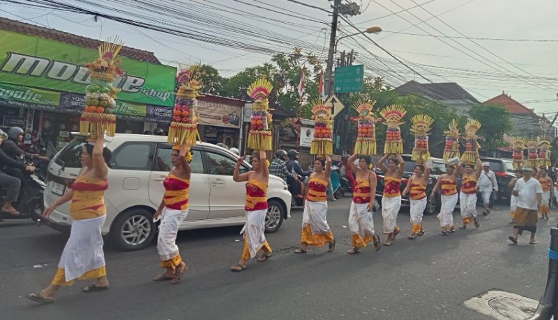 www.nusabali.com-tradisi-anggarkasih-tambir-di-pura-kahyangan-kesiman-harmoni-yadnya-dan-pelestarian-budaya