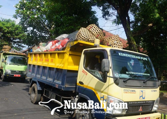 Nusabali.com - dlh-karangasem-sidak-20-truk-sampah