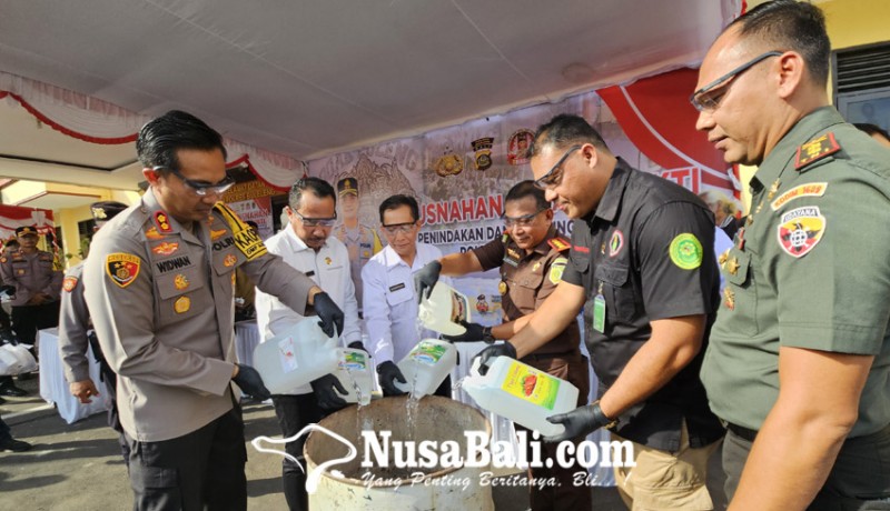 www.nusabali.com-polres-buleleng-musnahkan-arak-knalpot-brong-hingga-narkoba