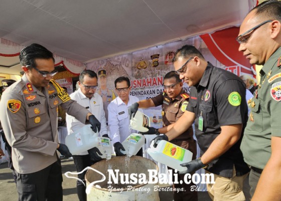 Nusabali.com - polres-buleleng-musnahkan-arak-knalpot-brong-hingga-narkoba