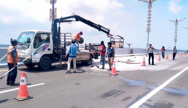 www.nusabali.com-mobil-crane-terbakar-di-tol-bali-mandara