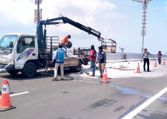 Nusabali.com - mobil-crane-terbakar-di-tol-bali-mandara