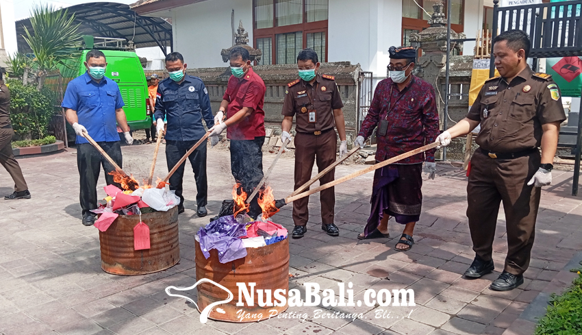 Kejari Gianyar Musnahkan Shabu, Ganja, dan Senjata Tajam