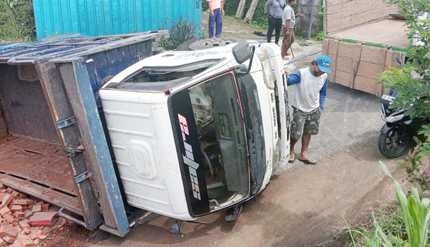 Hindari Tabrakan, Truk Isuzu Terguling di Tanjakan Baturiti