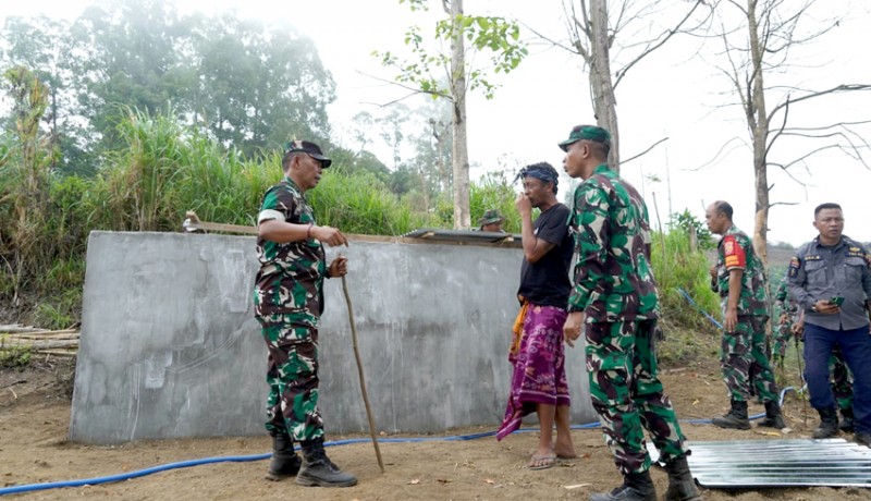 www.nusabali.com-penuhi-kebutuhan-air-tni-turun-ke-trunyan