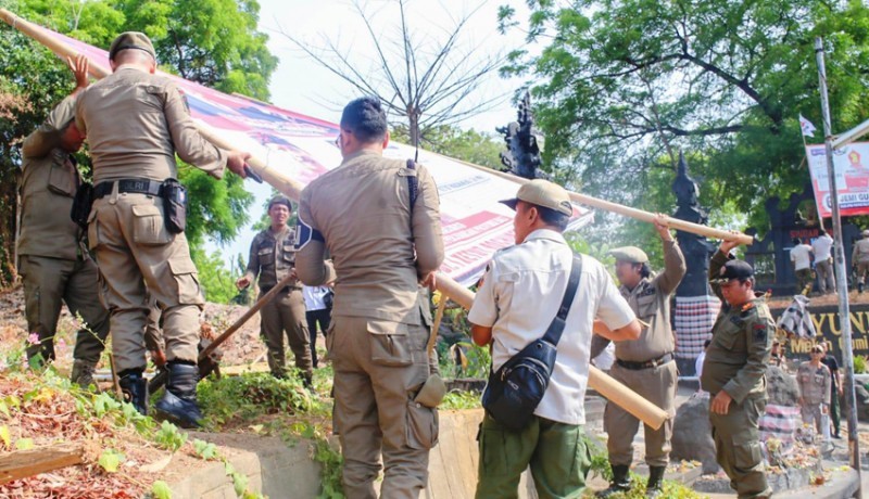 www.nusabali.com-satpol-pp-bali-kewalahan-tangani-sampah-baliho-pilkada