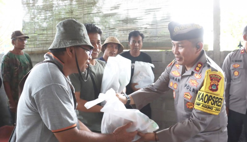 www.nusabali.com-kapolres-gianyar-bagikan-sembako-di-subak-jro-kuta