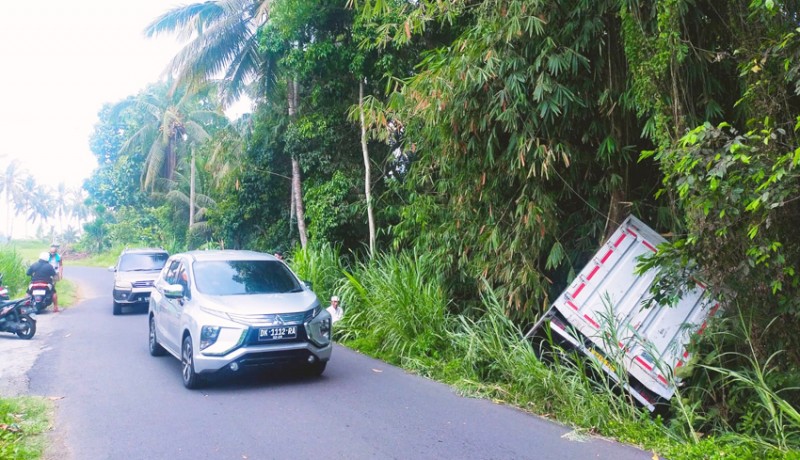 www.nusabali.com-mobil-box-nyaris-terjun-ke-jurang