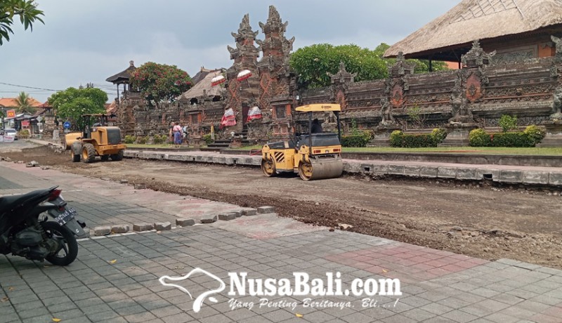 www.nusabali.com-arus-lalin-depan-pura-puseh-batuan-ditutup-sementara