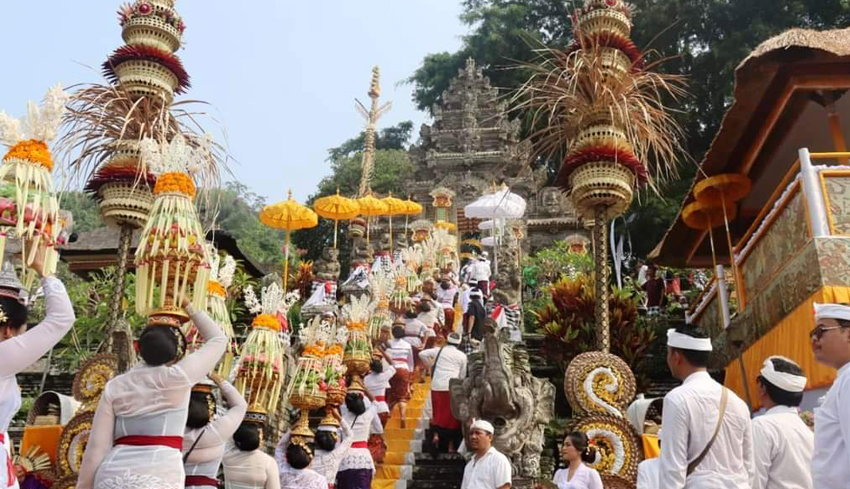 Ribuan ASN Ikut Mapeed Karya Pura Kehen