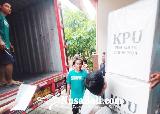 Nusabali.com - kpu-denpasar-distribusikan-logistik-pilkada-ke-43-desakelurahan