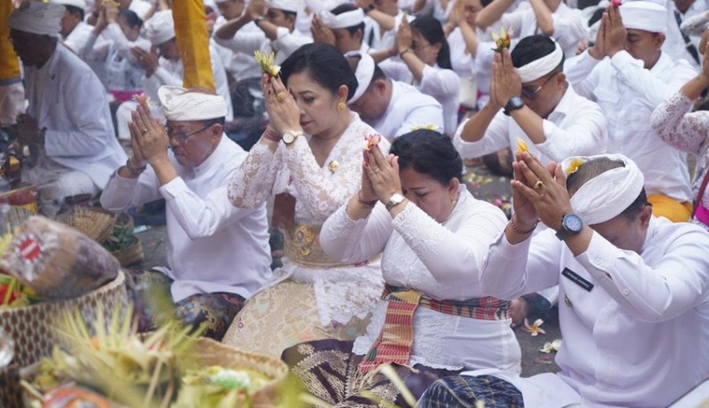 www.nusabali.com-pemkab-klungkung-nganyarin-di-pura-pasar-agung-giri-tolangkir