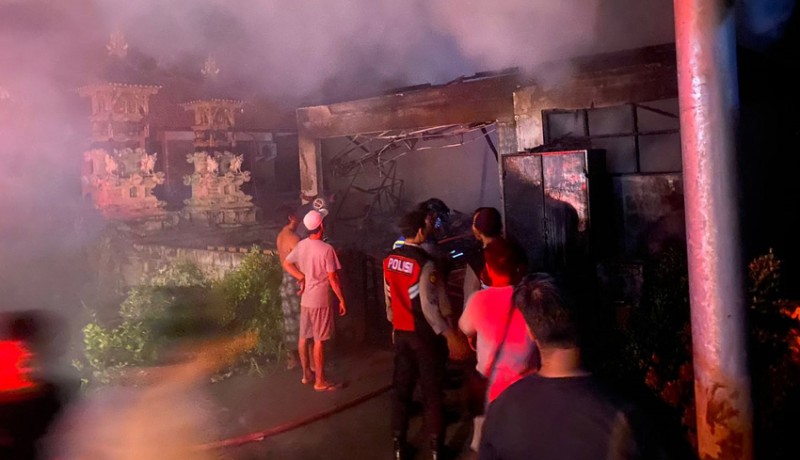 www.nusabali.com-diduga-lupa-matikan-api-dupa-warung-terbakar