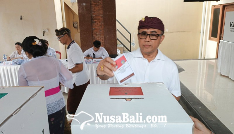 www.nusabali.com-jaya-negara-nyoblos-di-tps-10-penatih-ambara-di-tps-009-sumerta-kaja