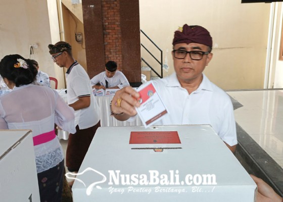 Nusabali.com - jaya-negara-nyoblos-di-tps-10-penatih-ambara-di-tps-009-sumerta-kaja