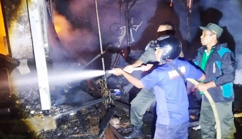 www.nusabali.com-rumah-di-desa-munduk-terbakar-2-ton-cengkeh-ludes-dilahap-api