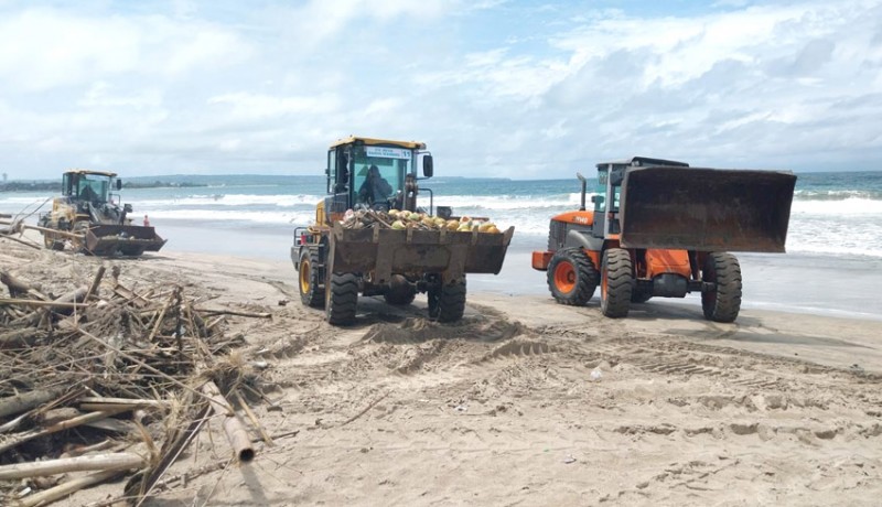 www.nusabali.com-sampah-kiriman-terjang-pesisir-badung-selatan