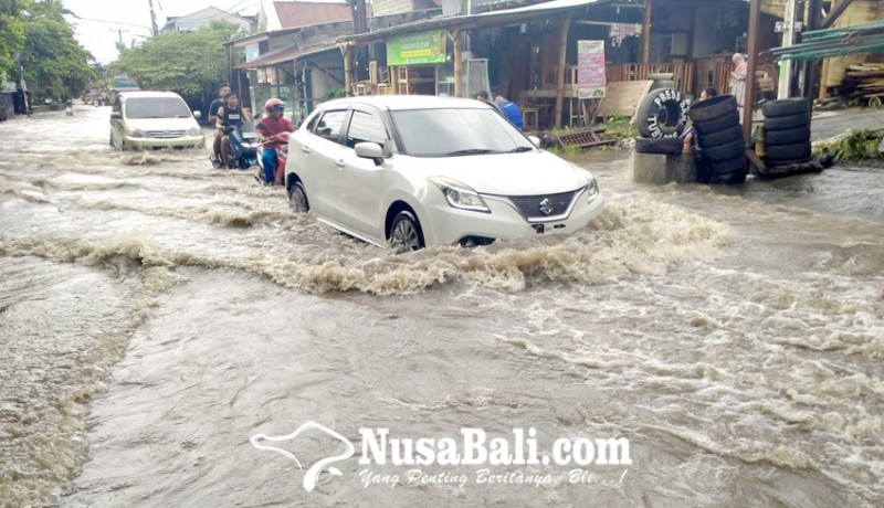 www.nusabali.com-banjir-jalan-gunung-salak