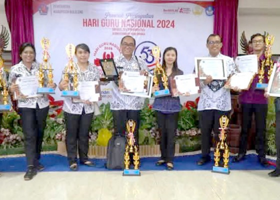 Nusabali.com - borong-tujuh-juara-peringatan-hgn-smpn-4-singaraja-raih-saraswati-award