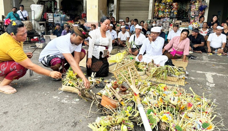 www.nusabali.com-pengelola-pasar-macaru-di-pasar-galiran