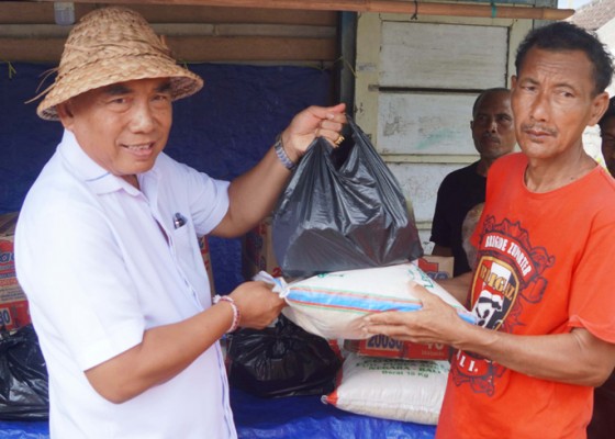 Nusabali.com - bupati-tamba-tinjau-lokasi-banjir-dan-longsor-di-mendoyo