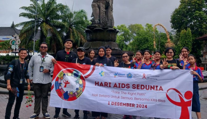 www.nusabali.com-peringati-hari-aids-sedunia-smp-dwijendra-denpasar-edukasi-masyarakat-kota-denpasar