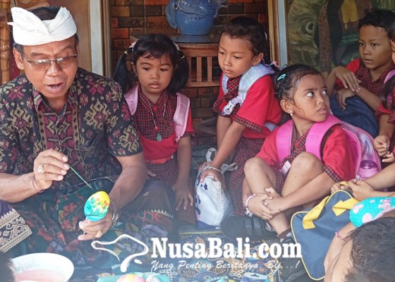 Nusabali.com - murid-tk-belajar-melukis-telur