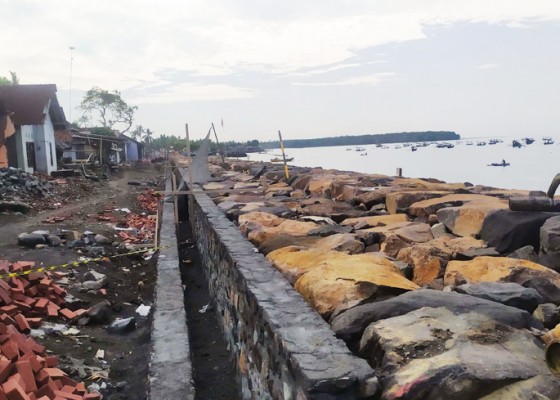 Nusabali.com - sudah-90-persen-revetment-pantai-pebuahan-segera-rampung