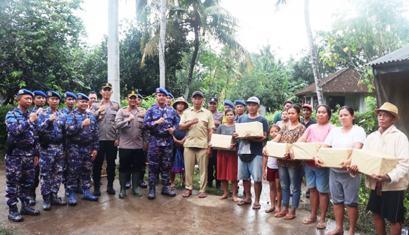 www.nusabali.com-kapolres-jembrana-bantu-warga-terdampak-banjir-di-samblong