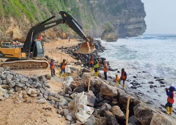 Nusabali.com - pembangunan-seawall-di-uluwatu-jadi-sorotan