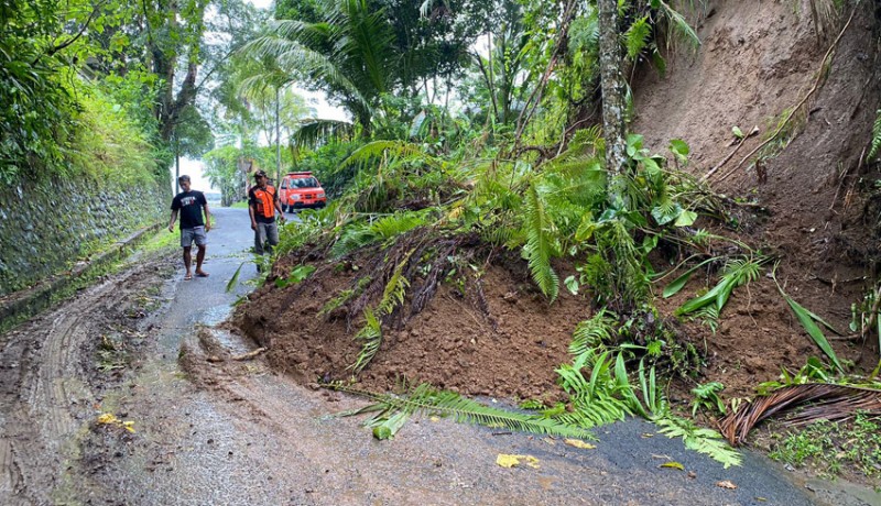 www.nusabali.com-longsor-tutup-setengah-badan-jalan-di-carangsari