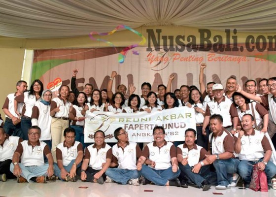 Nusabali.com - pertemukan-500-alumni-profesor-dari-kalimantan-pun-hadir