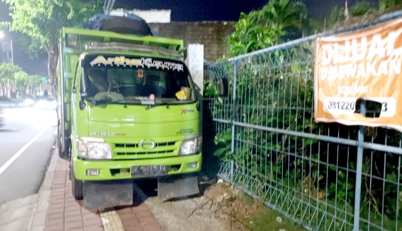 www.nusabali.com-truk-parkir-di-trotoar-satpol-pp-datangi-pemilik