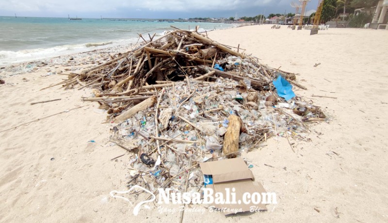 www.nusabali.com-sampah-kiriman-terjang-pantai-kedonganan