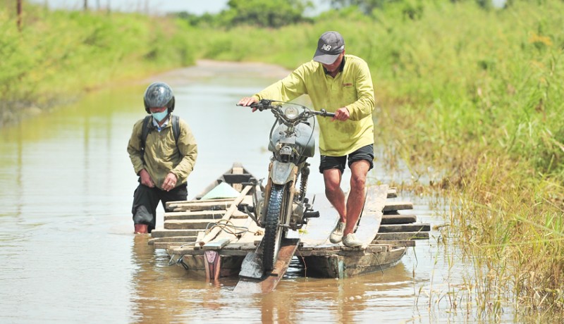 www.nusabali.com-jasa-penyeberangan-sepeda-motor-saat-banjir