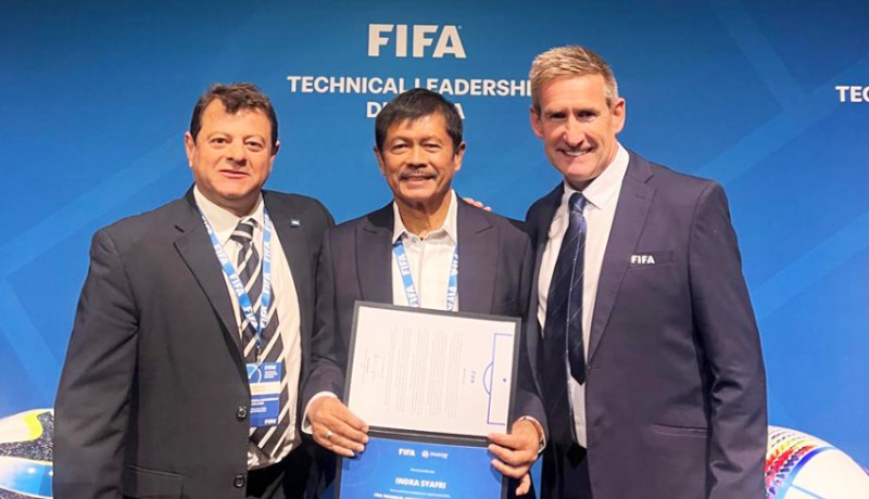 www.nusabali.com-indra-sjafri-lulus-diploma-fifa