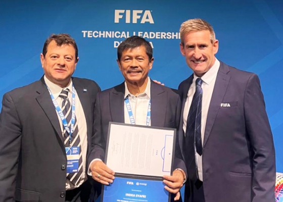 Nusabali.com - indra-sjafri-lulus-diploma-fifa