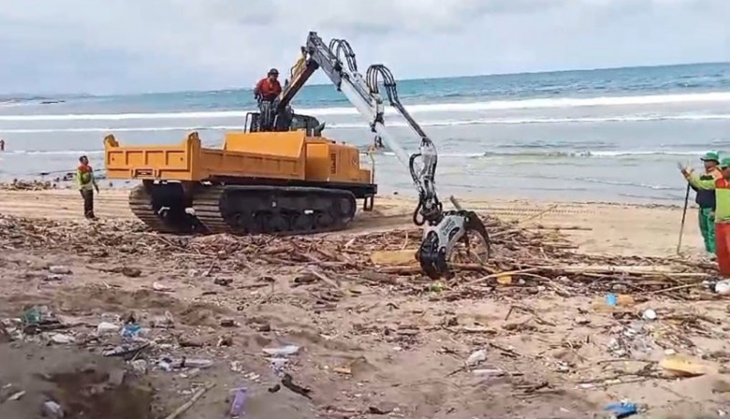 www.nusabali.com-sampah-kiriman-di-pantai-samigita-150-ton