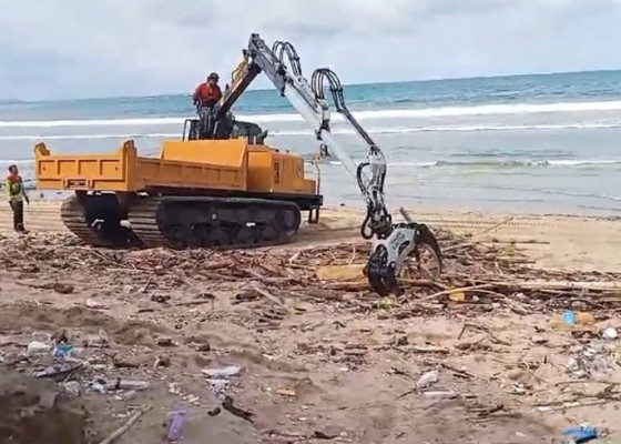 Nusabali.com - sampah-kiriman-di-pantai-samigita-150-ton