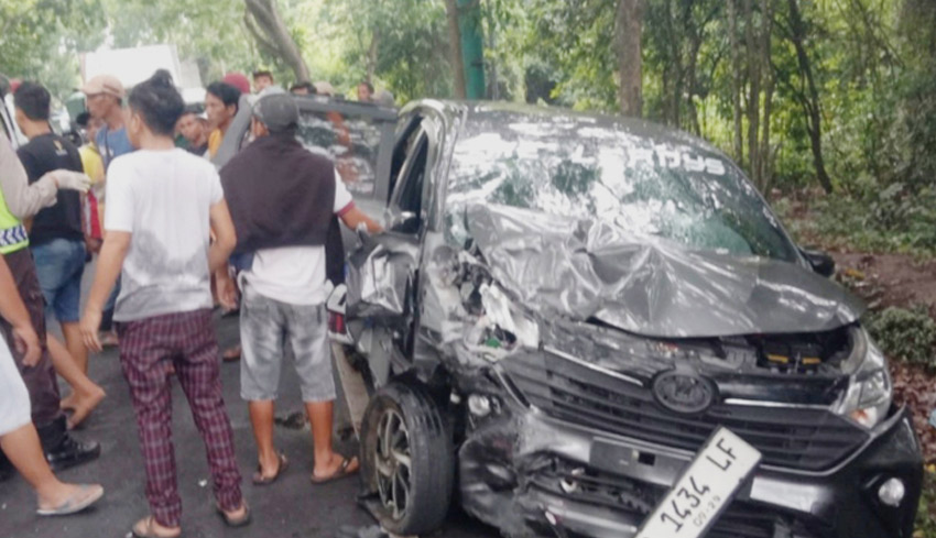 Adu Jangkrik Sigra vs Pick Up, 6 Orang Luka-luka