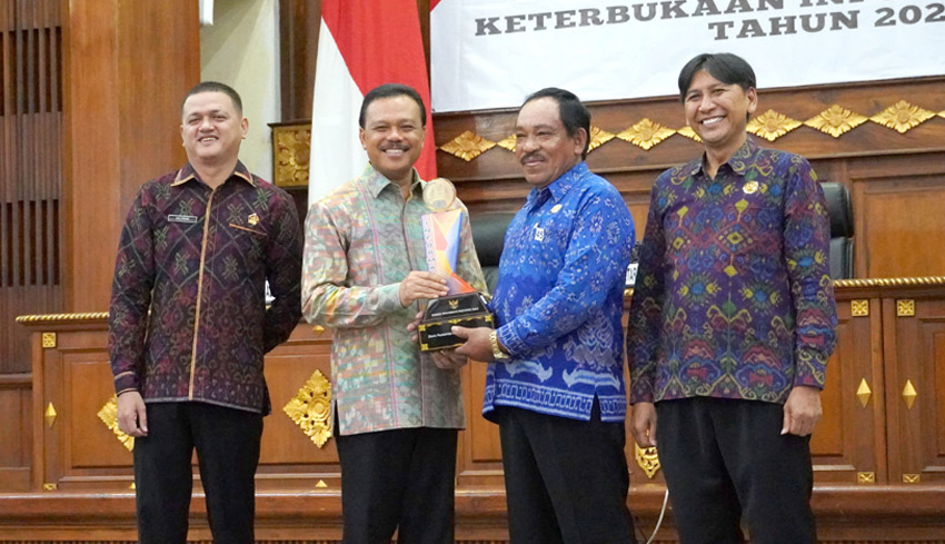 Komisi Informasi Bali Serahkan Anugerah Keterbukaan Informasi Publik 2024