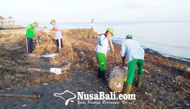 www.nusabali.com-puluhan-tenaga-pantai-standby-tangani-sampah-kiriman