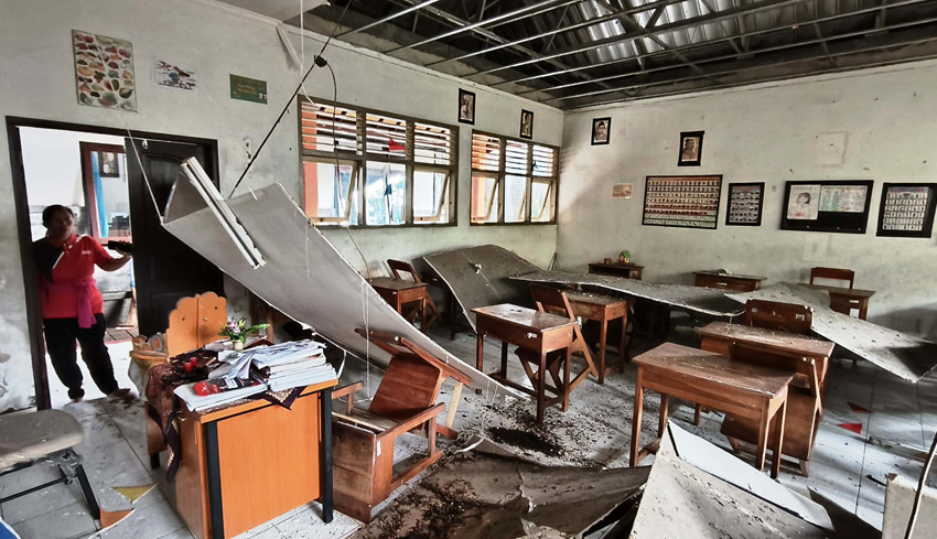 Plafon Kelas II SDN 3 Sibanggede Jebol, Kepala Sekolah Sebut Bangunan Lama