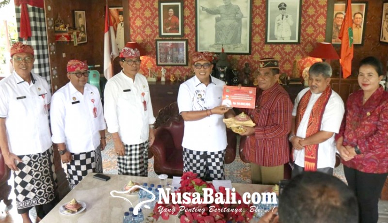 www.nusabali.com-bupati-sanjaya-bantu-korban-erupsi-gunung-lewotobi