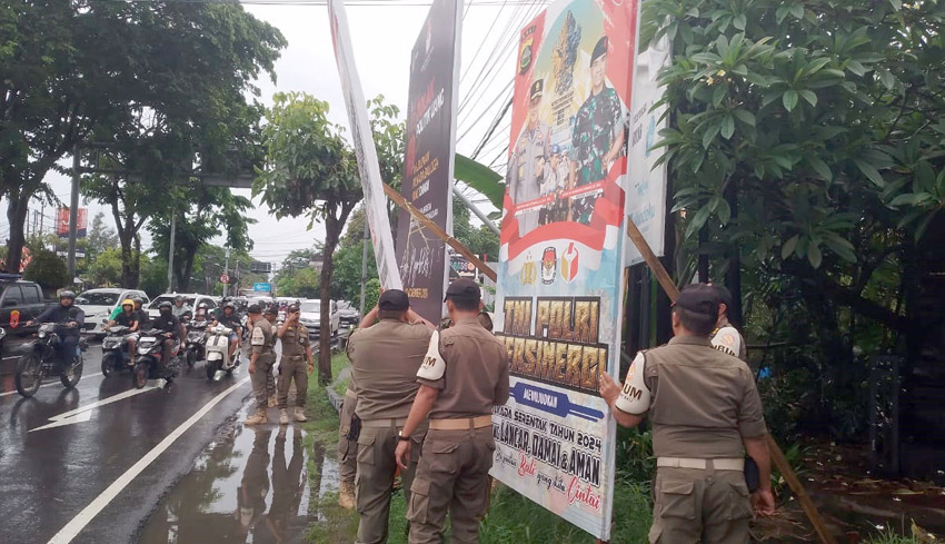 Satpol PP Bali Tertibkan Baliho Melanggar Aturan