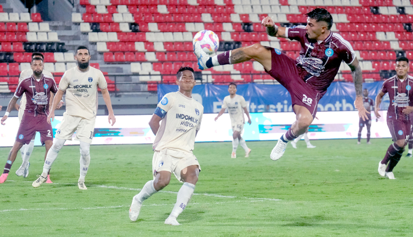 Arema Ditahan Persis, Persita Permalukan PSBS