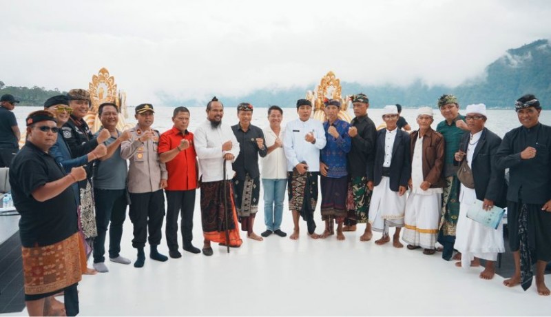 www.nusabali.com-ketua-dprd-bangli-hadiri-pelayaran-perdana-royal-songan-cruise-di-danau-batur